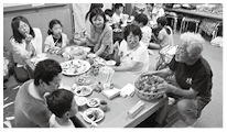食事を通して　交流を深める親子たちの写真