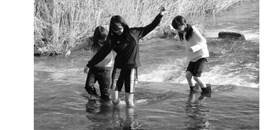 子どもたちが楽しそうに川遊びをしている写真